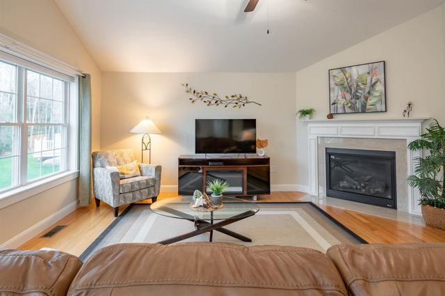 14 Weymouth Court, Hudson, NH 03051