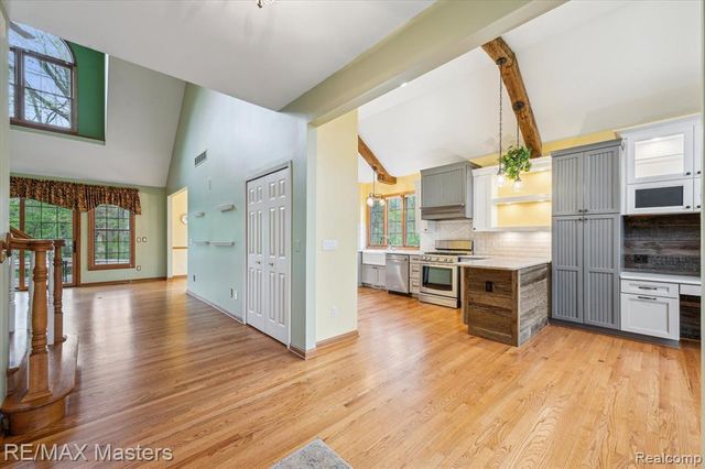 25064 Hazelnut Court, Grosse Ile, MI 48138