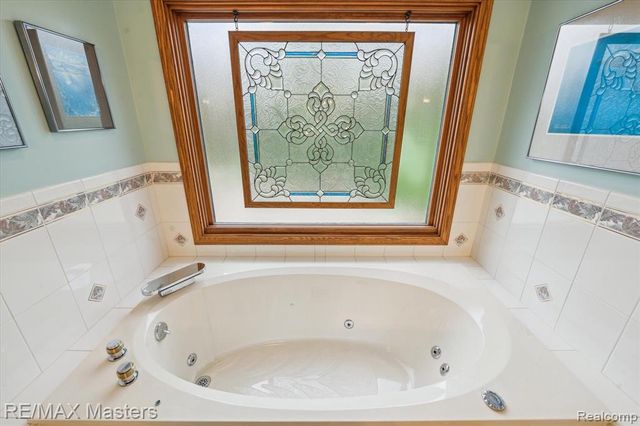 25064 Hazelnut Court, Grosse Ile, MI 48138