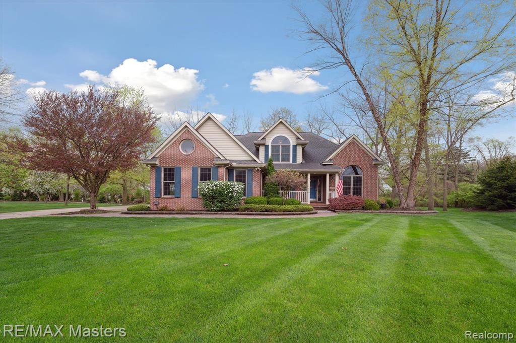 25064 Hazelnut Court, Grosse Ile, MI 48138