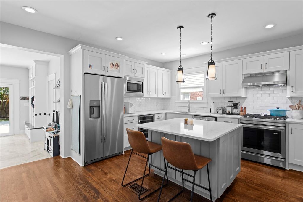 Image 13 of property listing at 2810 W MORRISON AVENUE, Tampa, FL 33629
