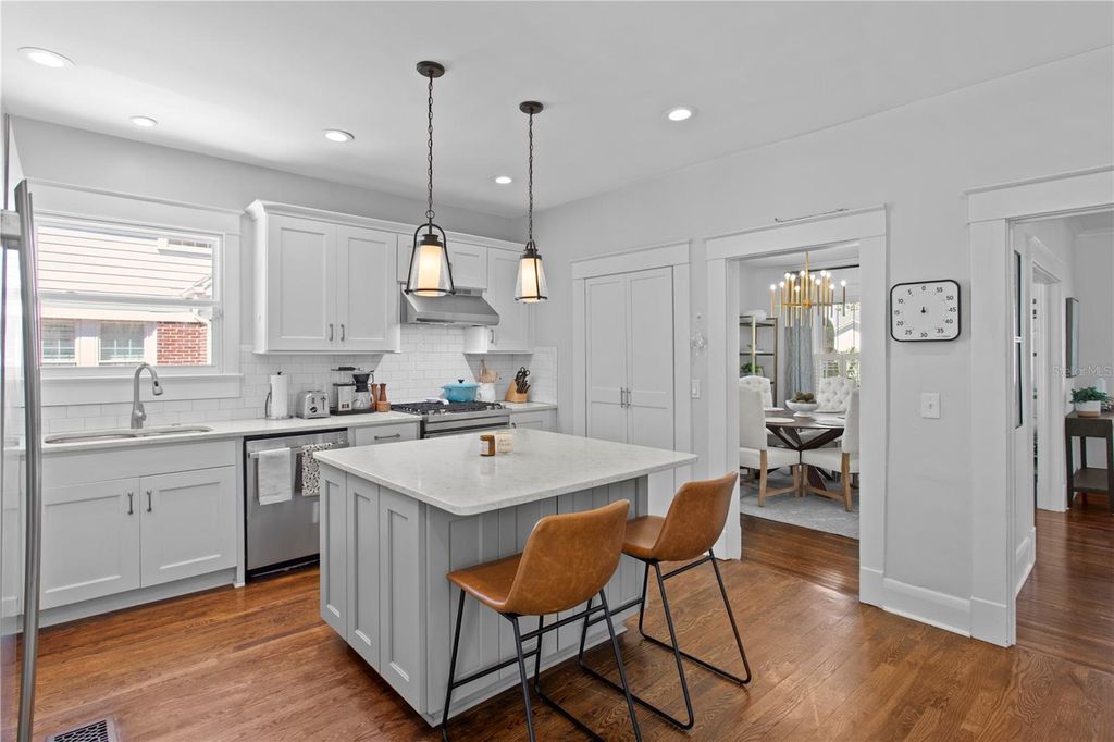 Image 14 of property listing at 2810 W MORRISON AVENUE, Tampa, FL 33629