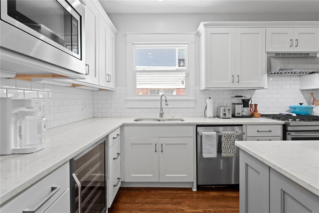 Image 15 of property listing at 2810 W MORRISON AVENUE, Tampa, FL 33629