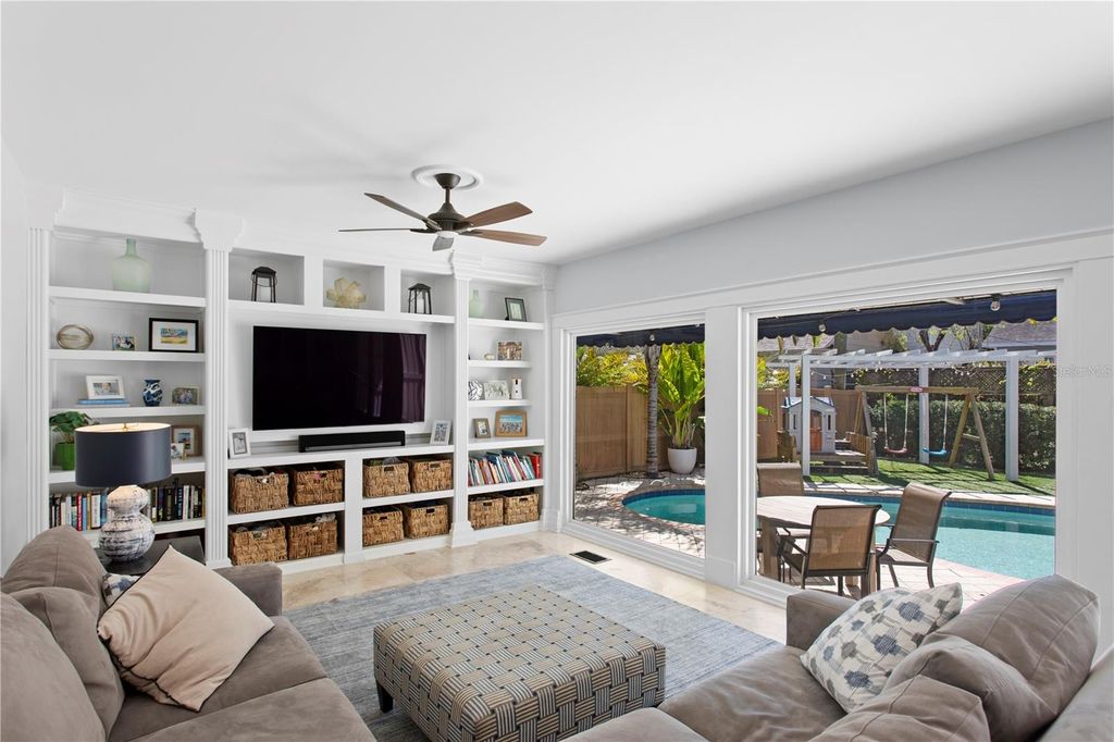 Image 20 of property listing at 2810 W MORRISON AVENUE, Tampa, FL 33629