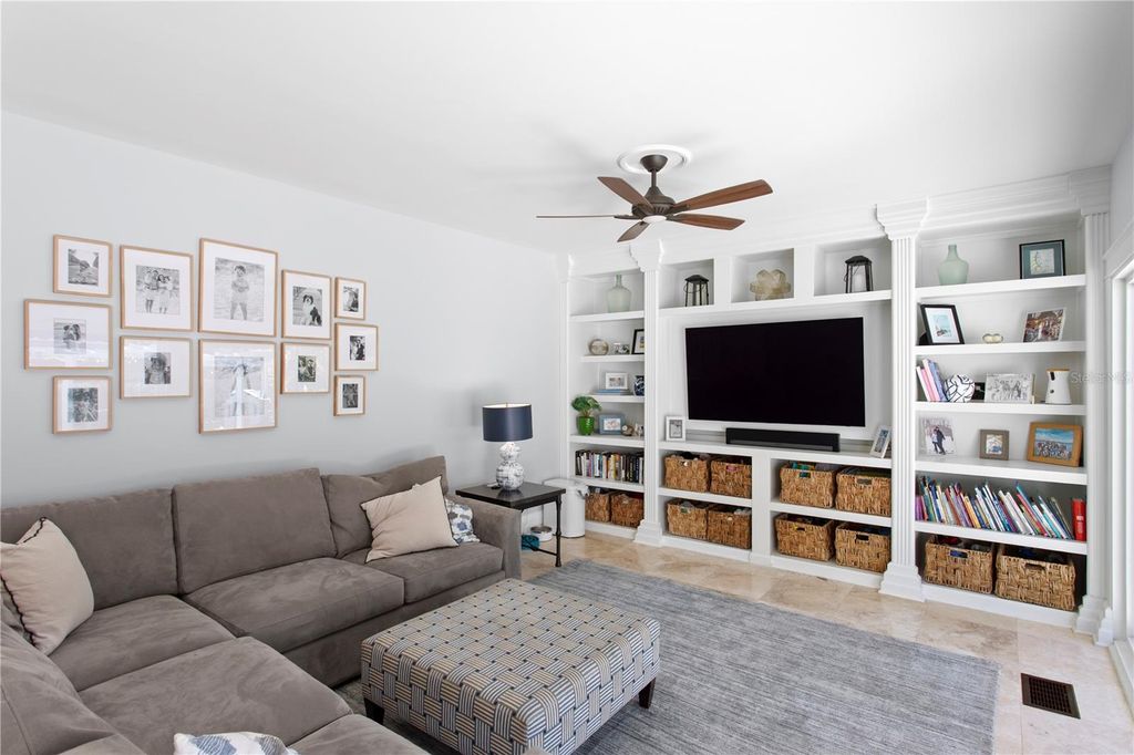 Image 22 of property listing at 2810 W MORRISON AVENUE, Tampa, FL 33629