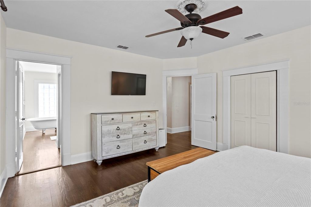 Image 29 of property listing at 2810 W MORRISON AVENUE, Tampa, FL 33629