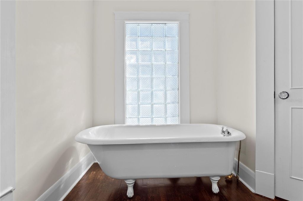 Image 32 of property listing at 2810 W MORRISON AVENUE, Tampa, FL 33629