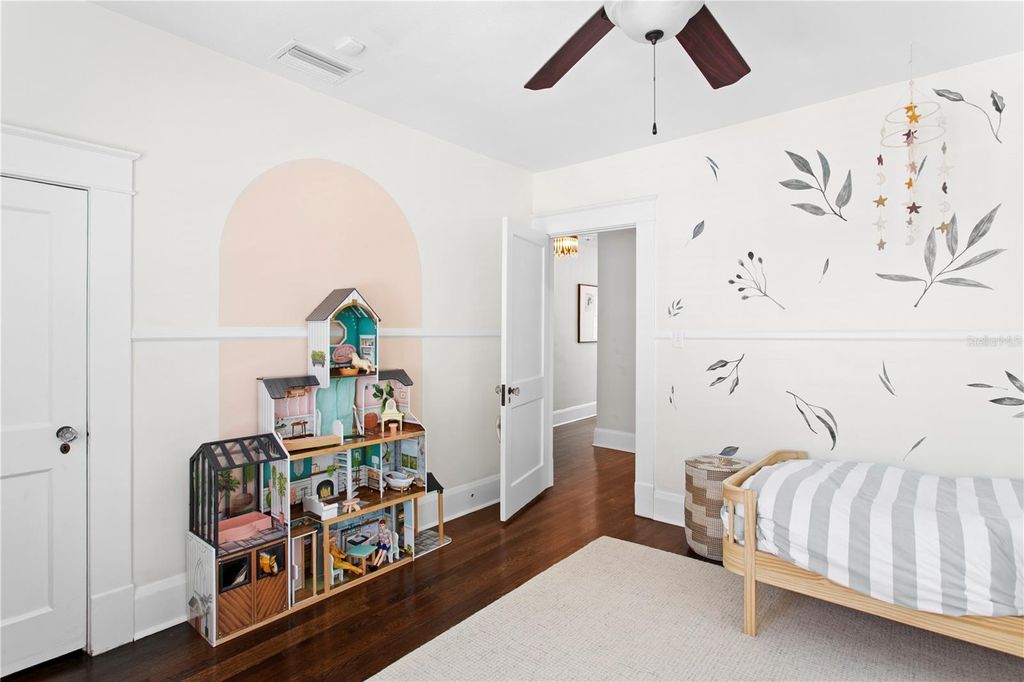 Image 35 of property listing at 2810 W MORRISON AVENUE, Tampa, FL 33629