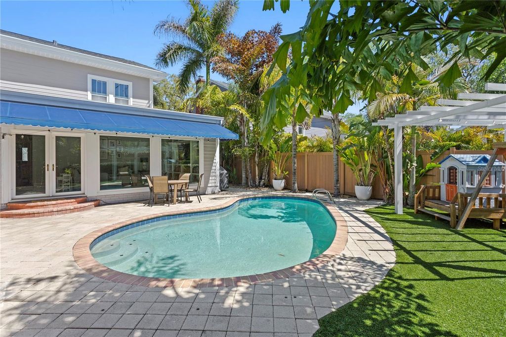 Image 44 of property listing at 2810 W MORRISON AVENUE, Tampa, FL 33629
