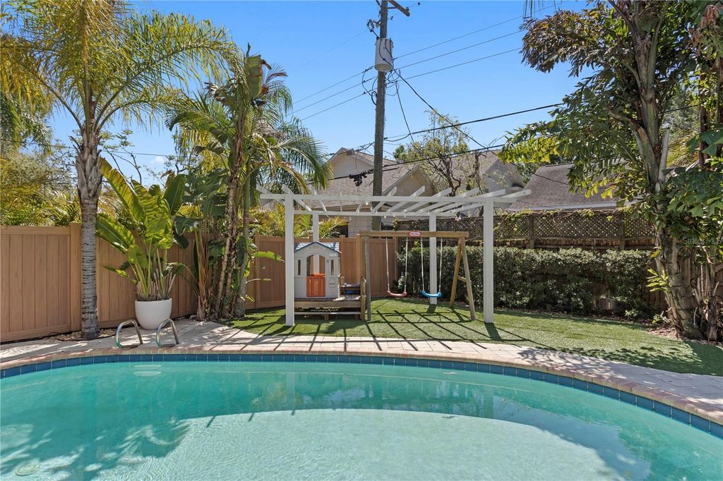 Image 45 of property listing at 2810 W MORRISON AVENUE, Tampa, FL 33629