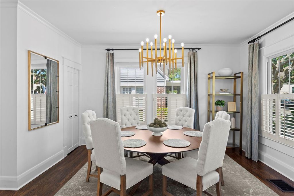 Image 10 of property listing at 2810 W MORRISON AVENUE, Tampa, FL 33629