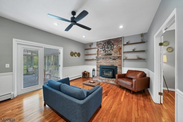 5 Fieldstone Dr, Washington Twp., NJ 07853