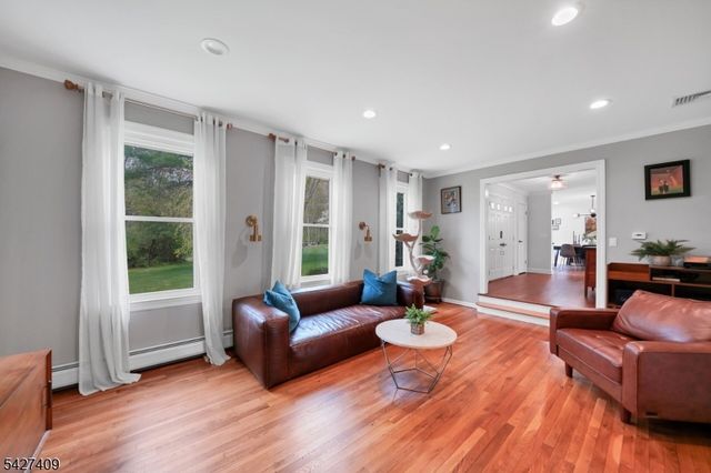 5 Fieldstone Dr, Washington Twp., NJ 07853