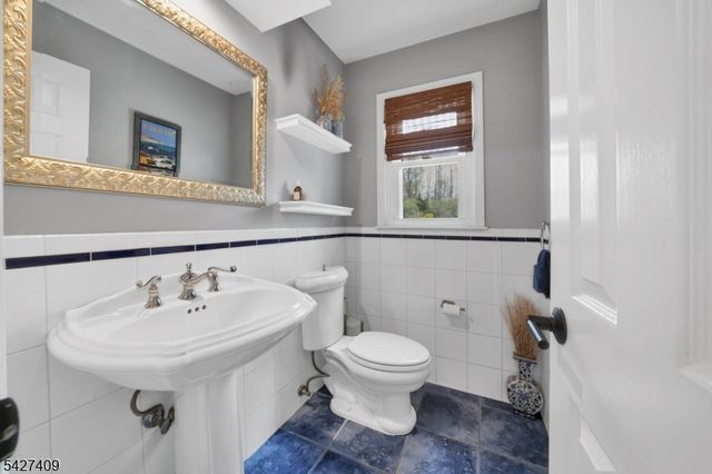 5 Fieldstone Dr, Washington Twp., NJ 07853