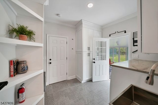 5 Fieldstone Dr, Washington Twp., NJ 07853