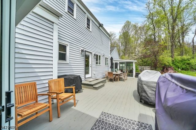 5 Fieldstone Dr, Washington Twp., NJ 07853