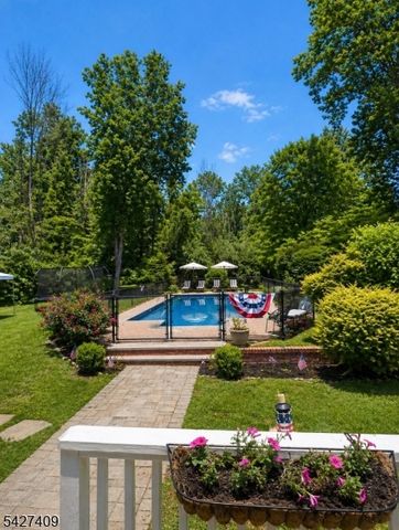 5 Fieldstone Dr, Washington Twp., NJ 07853