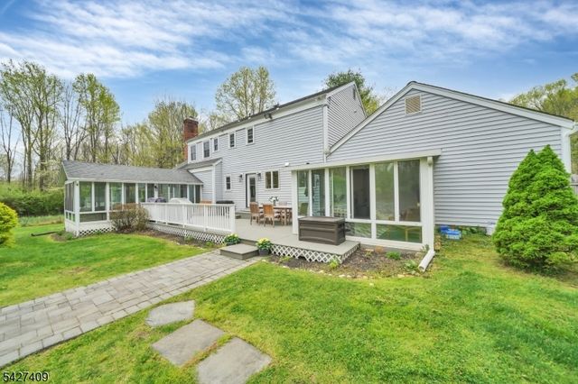 5 Fieldstone Dr, Washington Twp., NJ 07853