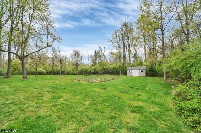 5 Fieldstone Dr, Washington Twp., NJ 07853