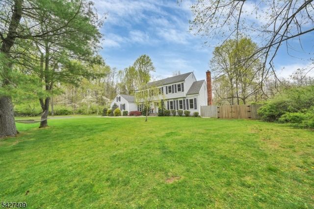 5 Fieldstone Dr, Washington Twp., NJ 07853