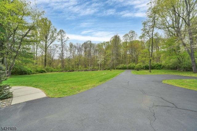 5 Fieldstone Dr, Washington Twp., NJ 07853