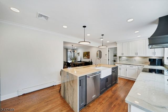 5 Fieldstone Dr, Washington Twp., NJ 07853
