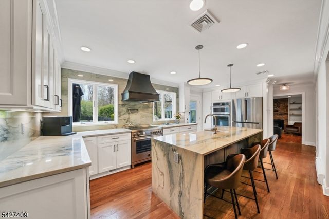 5 Fieldstone Dr, Washington Twp., NJ 07853