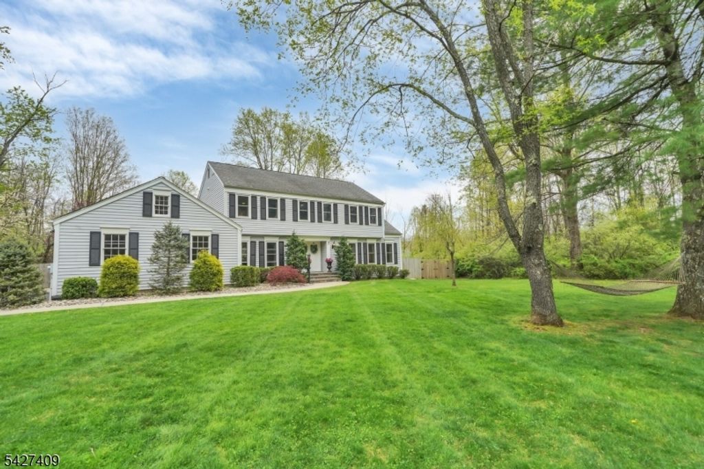 5 Fieldstone Dr, Washington Twp., NJ 07853