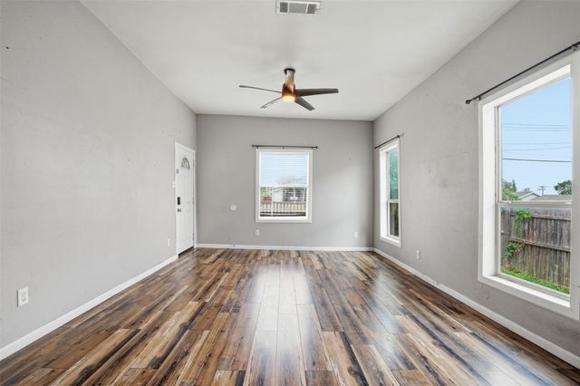 1329 New York Avenue, Fort Worth, TX 76104