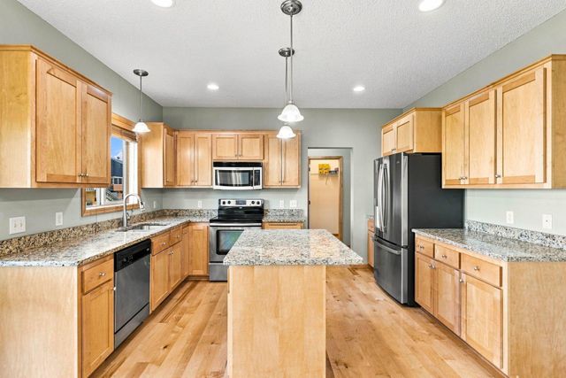 1801 Foothill Trail, Shakopee, MN 55379