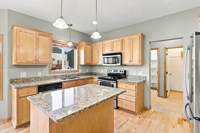 1801 Foothill Trail, Shakopee, MN 55379