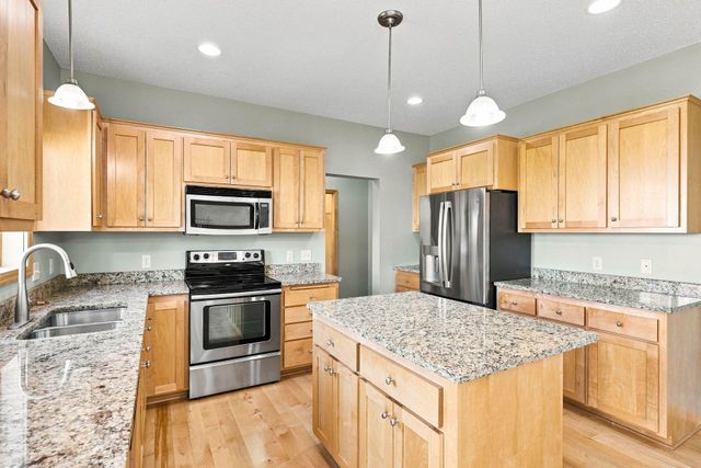 1801 Foothill Trail, Shakopee, MN 55379