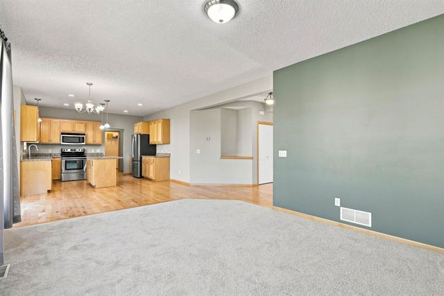 1801 Foothill Trail, Shakopee, MN 55379