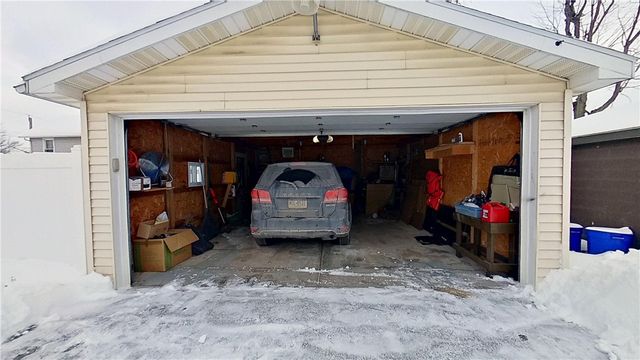 910 Temple Ave, New Castle, PA 16101