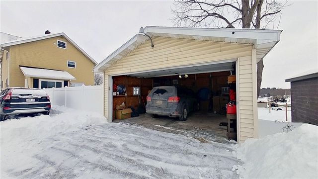 910 Temple Ave, New Castle, PA 16101