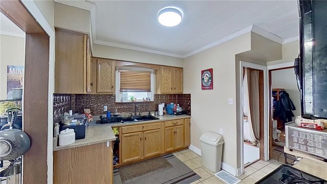 910 Temple Ave, New Castle, PA 16101