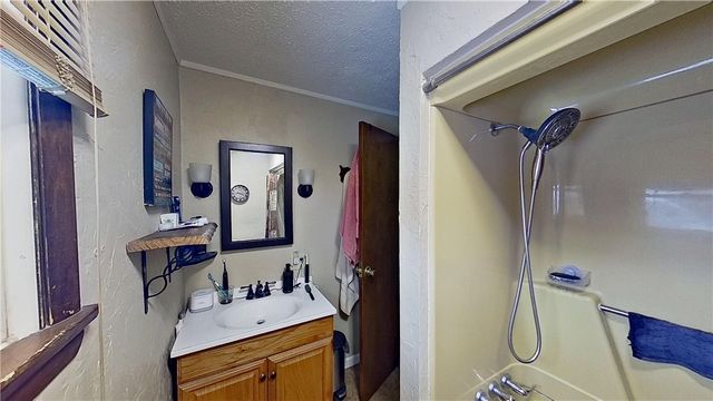 910 Temple Ave, New Castle, PA 16101