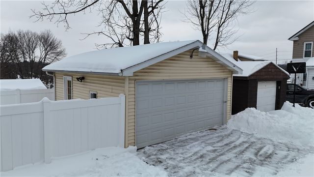 910 Temple Ave, New Castle, PA 16101