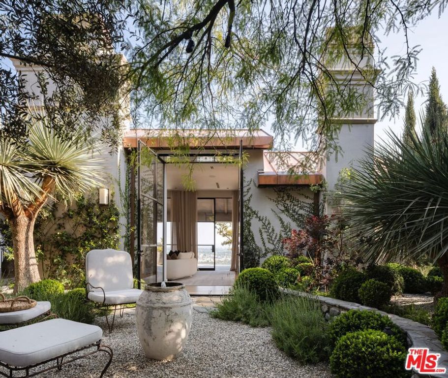 9360 Readcrest Drive, Beverly Hills, CA 90210 — exterior