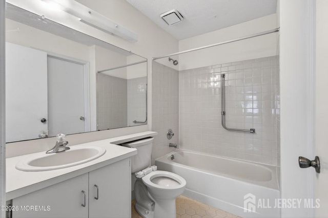 318 Wycoff Way W, East Brunswick, NJ 08816