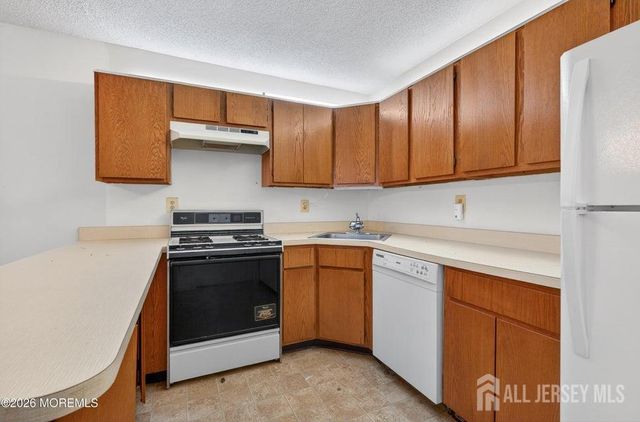 318 Wycoff Way W, East Brunswick, NJ 08816