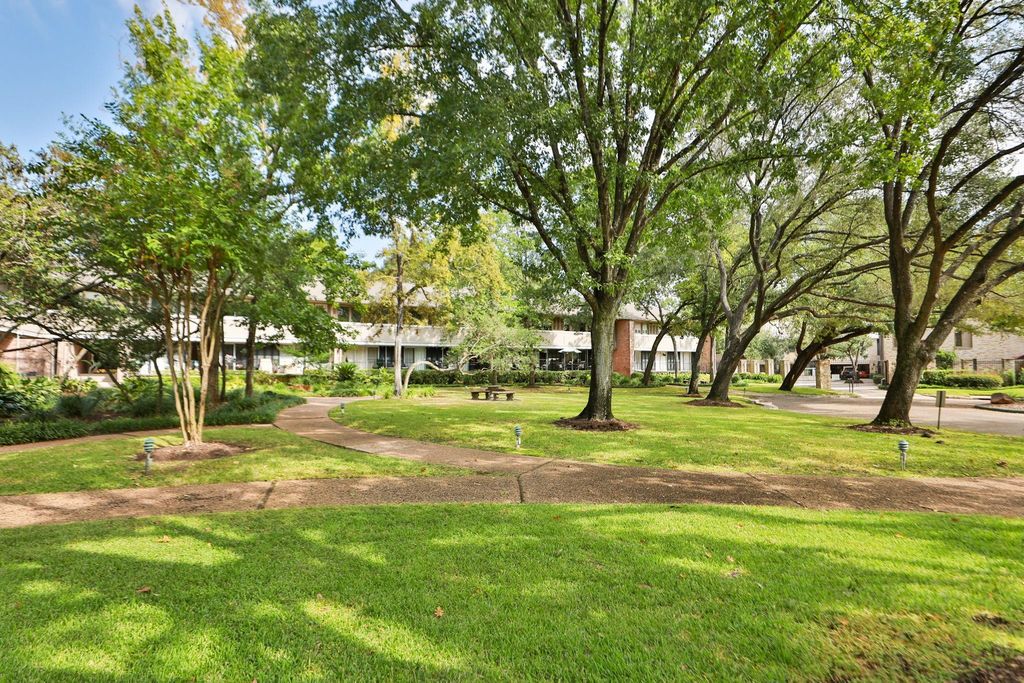 666 S Ripple Creek Drive A, Houston, TX 77057
