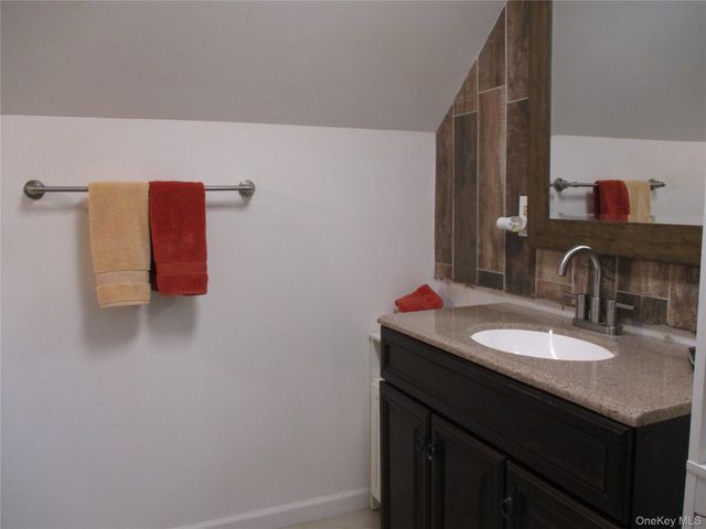 39 Split Cedar Drive, Islandia, NY 11749