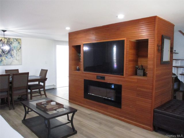 39 Split Cedar Drive, Islandia, NY 11749