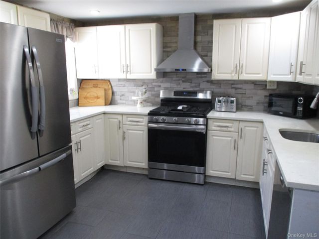 39 Split Cedar Drive, Islandia, NY 11749