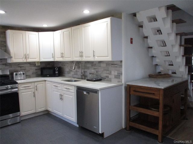 39 Split Cedar Drive, Islandia, NY 11749