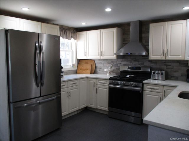 39 Split Cedar Drive, Islandia, NY 11749