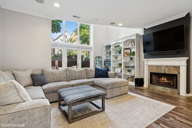 3233 N Racine Avenue 1, Chicago, IL 60657