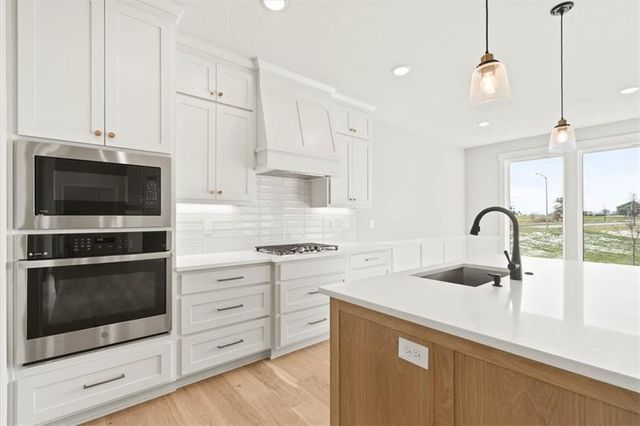 4374 Tee Box Drive, Basehor, KS 66007