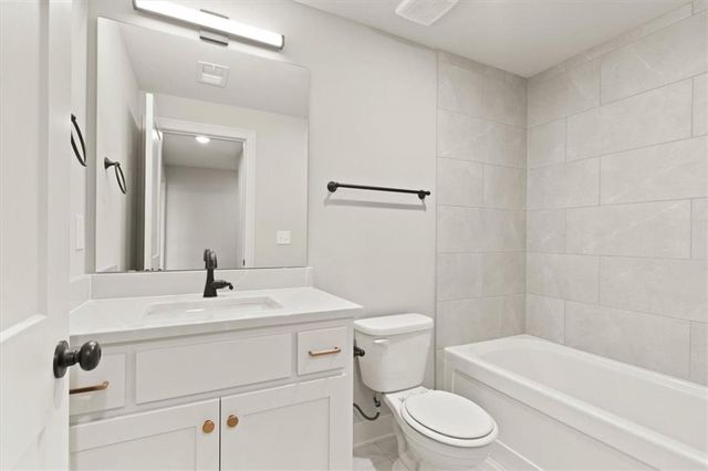 4374 Tee Box Drive, Basehor, KS 66007